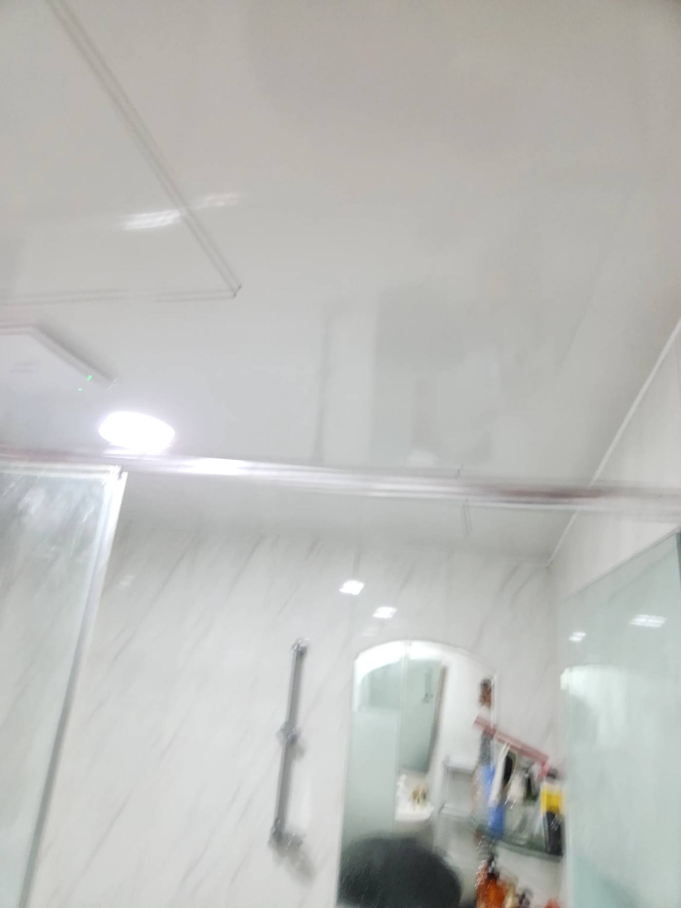 시공 완료된 욕실 천장과 샤워부스 전경