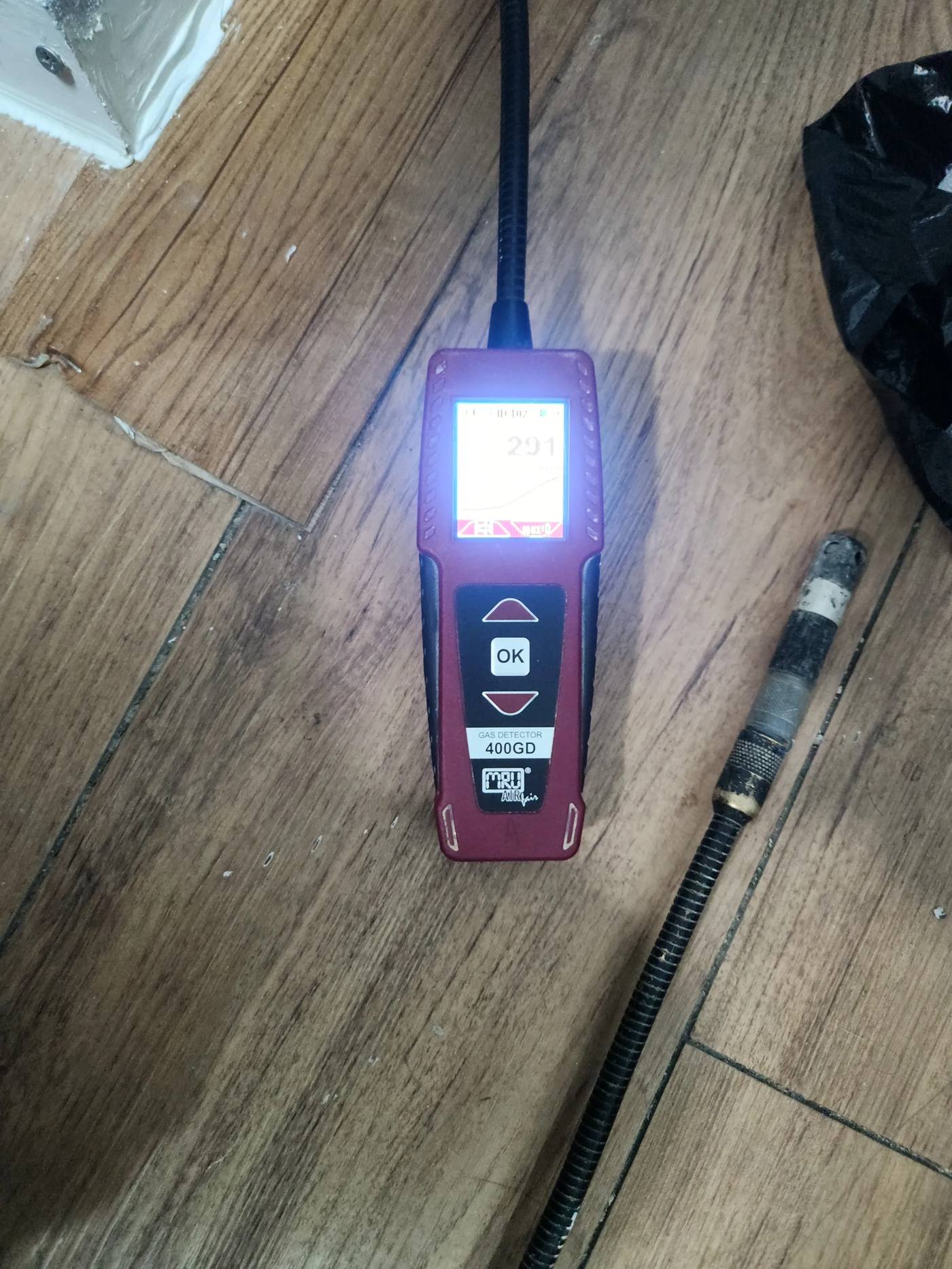 가스 누출 감지기로 수치를 측정하는 모습