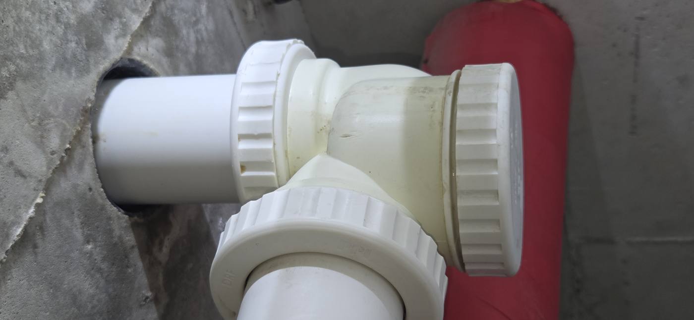 흰색 PVC 배관 연결부 클로즈업